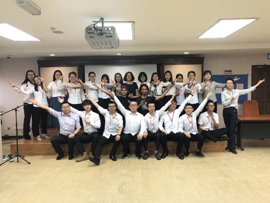 说明: 与舞蹈老师合影留念