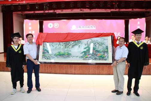 毕业生代表为公司赠送纪念品