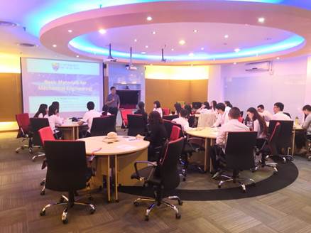 说明: 黄耀雄老师授课