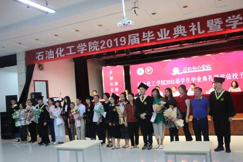 毕业生代表为员工家长献花